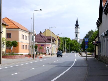 Mezőkövesd központjában kereskedelmi jellegű ingatlan együttes (üzletek,iroda…stb.) eladó.Mezőkövesd, Mátyás király út - Image 2