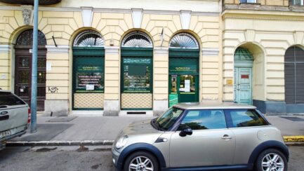 BUDAPESTEN ELADO EGY 160M2 ALAPTERULETU 2 SZINTES UZLETHELYSEG A VOLT KOZTARSASAG TEREN MOST II.JANOS PAL PAPA TER 2