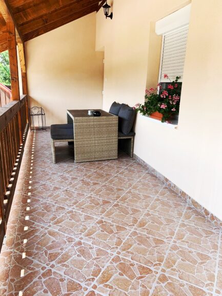 Eladó Mezőkövesd Zsóry fürdő üdülőterületén egy teljeskörűen felújított 2 apartmanból álló nyaralóház. - Image 18