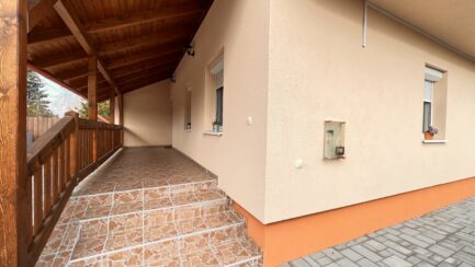 Eladó Mezőkövesd Zsóry fürdő üdülőterületén egy teljeskörűen felújított 2 apartmanból álló nyaralóház. - Image 22