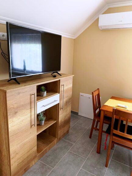 Eladó Mezőkövesd Zsóry fürdő üdülőterületén egy teljeskörűen felújított 2 apartmanból álló nyaralóház. - Image 9