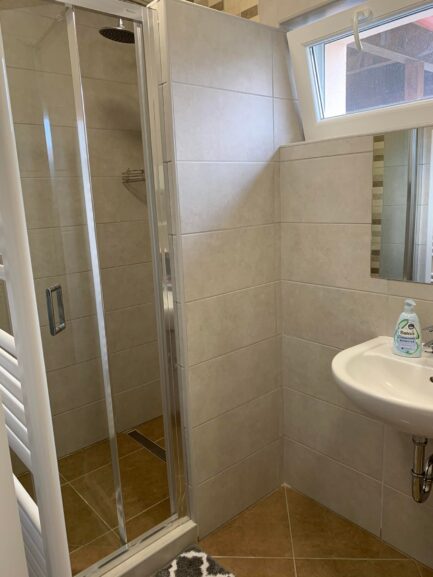 Eladó Mezőkövesd Zsóry fürdő üdülőterületén egy teljeskörűen felújított 2 apartmanból álló nyaralóház. - Image 12