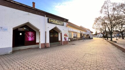 ELADÓ Mezőkövesd belvárosban Főtéren lévő üzlethelyiség.