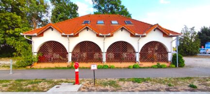 Mezőkövesd Zsóry fürdőn közvetlenül a fürdő főbejáratánál apartman épület ELADÓ.