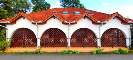 Mezőkövesd Zsóry fürdőn közvetlenül a fürdő főbejáratánál apartman épület ELADÓ.