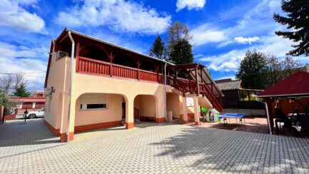 Mezőkövesd Zsóry fürdőn felújított 4 apartmanos üdülőház ELADÓ.