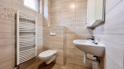 Mezőkövesd Zsóry fürdőn felújított 4 apartmanos üdülőház ELADÓ. - Image 41