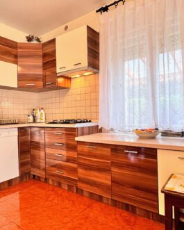 Vácon kiváló állapotú családi ház 80m2-es üzlethelyiséggel ELADÓ.