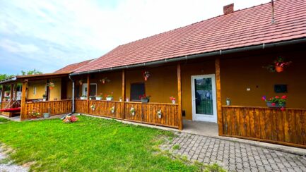A Heves vármegye Kömlőn, nem messze a Tisza tótól 3 szobás, külső hőszigetelt, jó állapotú családi ház ELADÓ.