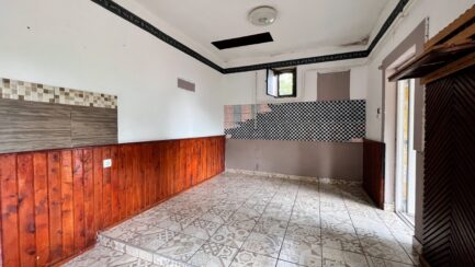 A Heves vármegyei Kömlőn, nem messze a Tisza tótól 2 szobás+ nappalis szilárd falazatú családi ház ELADÓ. KOOP.