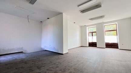 Mezőkövesd belvárosában, Fő utcai bejáratos felújított üzlethelyiség ELADÓ. - Image 2