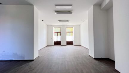 Mezőkövesd belvárosában, Fő utcai bejáratos felújított üzlethelyiség ELADÓ. - Image 4