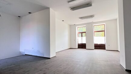 Mezőkövesd belvárosában, Fő utcai bejáratos felújított üzlethelyiség ELADÓ. - Image 12