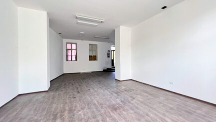 Mezőkövesden, központi helyen, egy épületegyüttesben lakó és kereskedelmi ingatlanok egyben vagy külön-külön is ELADÓK. - Image 3