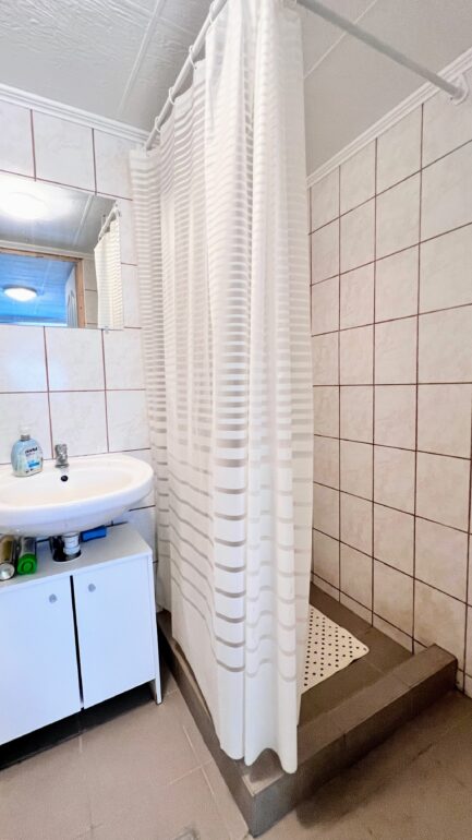 Poroszlón a Tisza tónál 2 szobás + nappalis, belsőfelújított kockatípusú családi ház ELADÓ. - Image 12