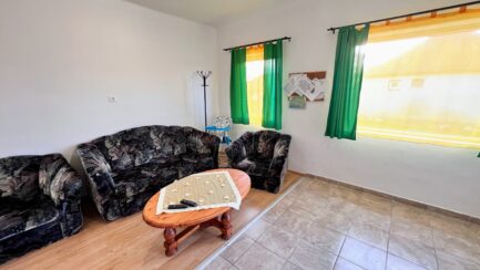 Poroszlón a Tisza tónál 2 szobás + nappalis, belsőfelújított kockatípusú családi ház ELADÓ. - Image 4