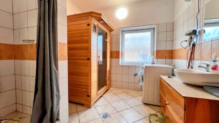Poroszlón a Tisza tónál 2 szobás + nappalis, belsőfelújított kockatípusú családi ház ELADÓ. - Image 11