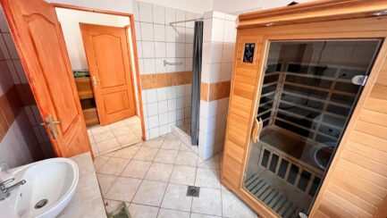 Poroszlón a Tisza tónál 2 szobás + nappalis, belsőfelújított kockatípusú családi ház ELADÓ. - Image 25