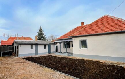 Mezőkövesden FELÚJÍTOTT, 3 szobás + nappalis kockatípusú családi ház ELADÓ.