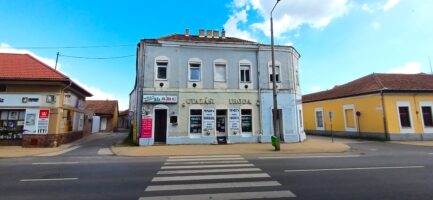 Mezőkövesd Fő utcáján üzlethelyiség-lakás ELADÓ.