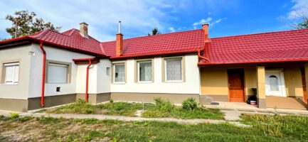 Kömlőn, a Tisza tó-tól nem messze TELJESEN FELÚJÍTOTT, 3 szobás + nappalis családi ház ELADÓ.
