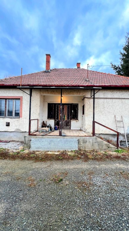 A Borsod vármegyei Mezőkeresztesen 3 szobás+ nappalis családi ház eladó.
