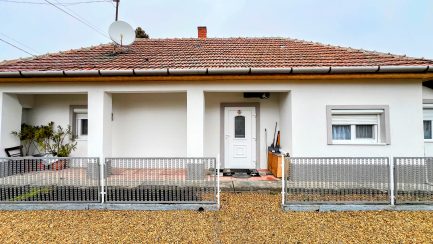 Egerlövőn, nem messze a Tisza tótól 2 szobás, felújított családi ház eladó.
