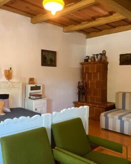 Cserépfaluban, Egertől nem messze tornácos parasztház eladó.