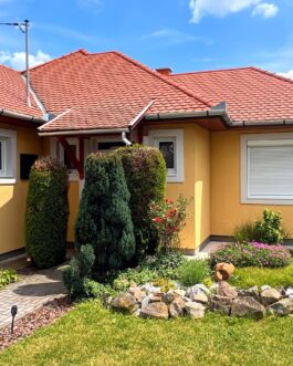 Ostoroson kiváló állapotú családi ház eladó.