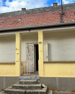 Bogácson tornácos ház eladó.