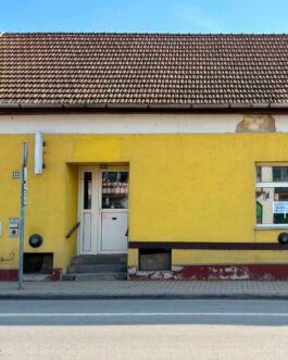 Mezőkövesd főutcáján üzlethelyiség eladó.