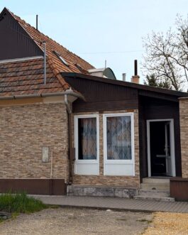 Bogácson családi ház eladó.