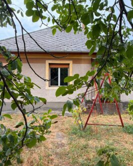 Gelejen 2 szobás családi ház 1000 m2-es telken eladó.